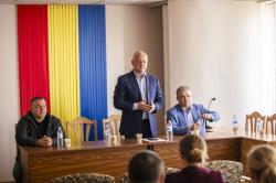 Местных производителей необходимо поддерживать, защищать и поощрять. Они обеспечивают рабочие места, зарплаты, платят пошлины и налоги, а некоторые прославляют нас в мире качественной продукцией.
